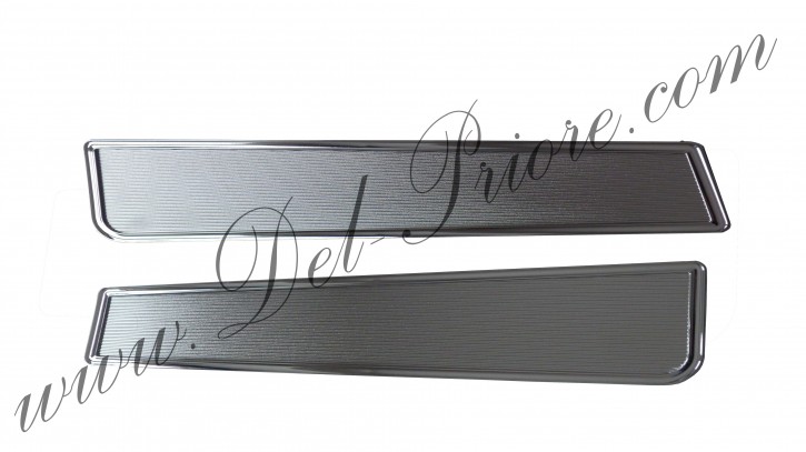 Satz Chromplatten auf Türverkleidung