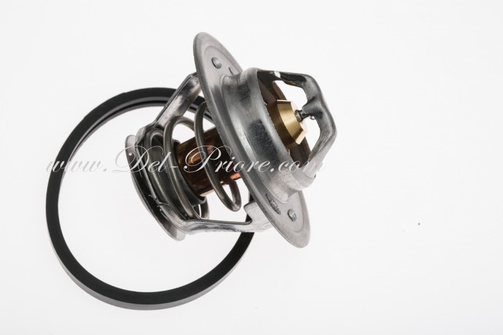 termostat , atop the cylinder head
