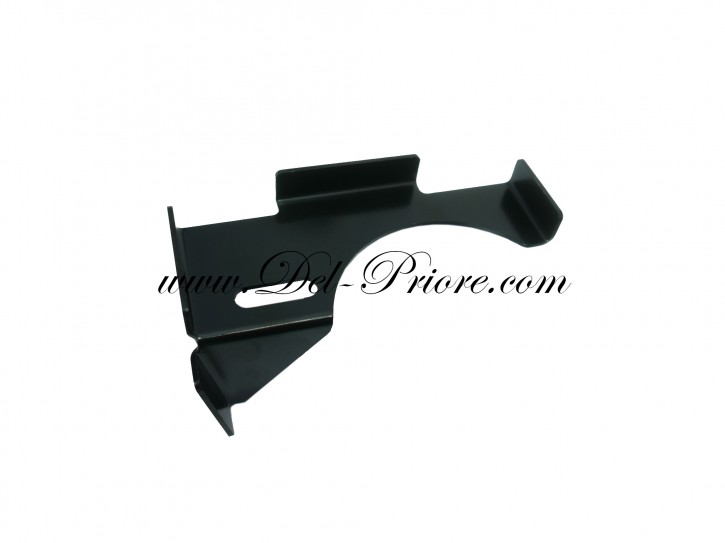 Retaining plate for exhaust under luggage compartment floor