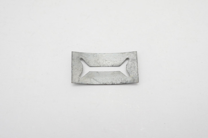 Fastening clip for front or rear bumper, to bodywork