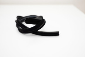 Rail en gomme velours pour guidage vitre postérieur